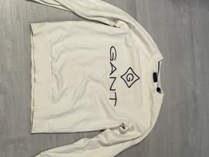 Vit gant tröja - Gant tröja som jag säljer pga att den är för liten. Den har ett litet hål över armbågen men annars är den i gott skick