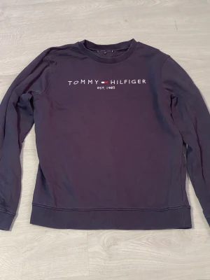 Mörkblå tommy hilfiger tröja - En tommy hilfiger tröja som är i gott skick. Säljer pga att den är för liten