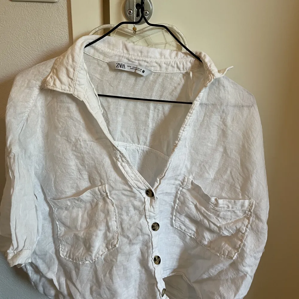 Säljer två jättefina linneskjortor, säljer pga att de har blivit för små, säljer båda för 250+frakt eller en för 150+frakt 💓. Skjortor.