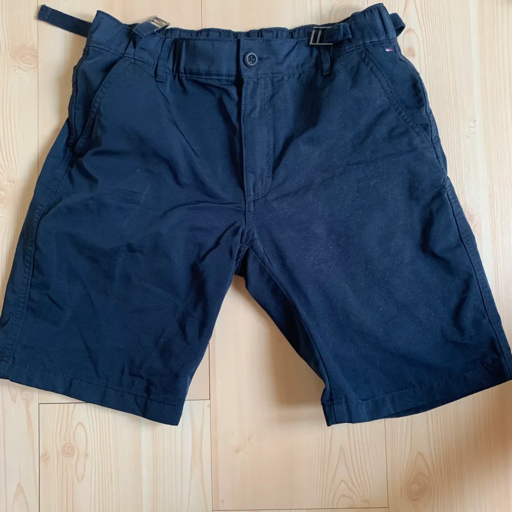 Mörkblå Tommy Hilfiger shorts, använda 2 gånger och därmed i mycket fint skick, storlek en passar 12-13 år . Shorts.