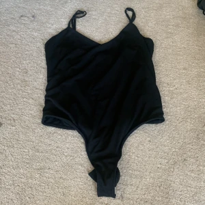 Svart tight body  - Svart söt basic body. Den är ifrån bikbok med inga tecken på användning då jag bara haft på mig den en gång.