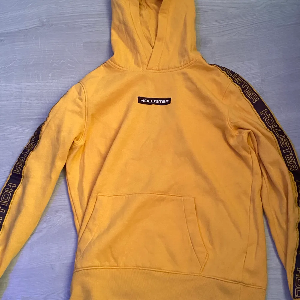 Gul hollister hoodie som knappt är andvänd pga att jag beställde i fel storlek. Hoodies.