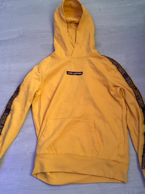 Gul hollister hoodie - Gul hollister hoodie som knappt är andvänd pga att jag beställde i fel storlek