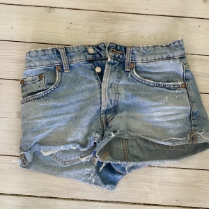 Zara shorts!! - Ett par superfina shorts från Zara köpta förra sommaren!! Säljer för att de är för små 