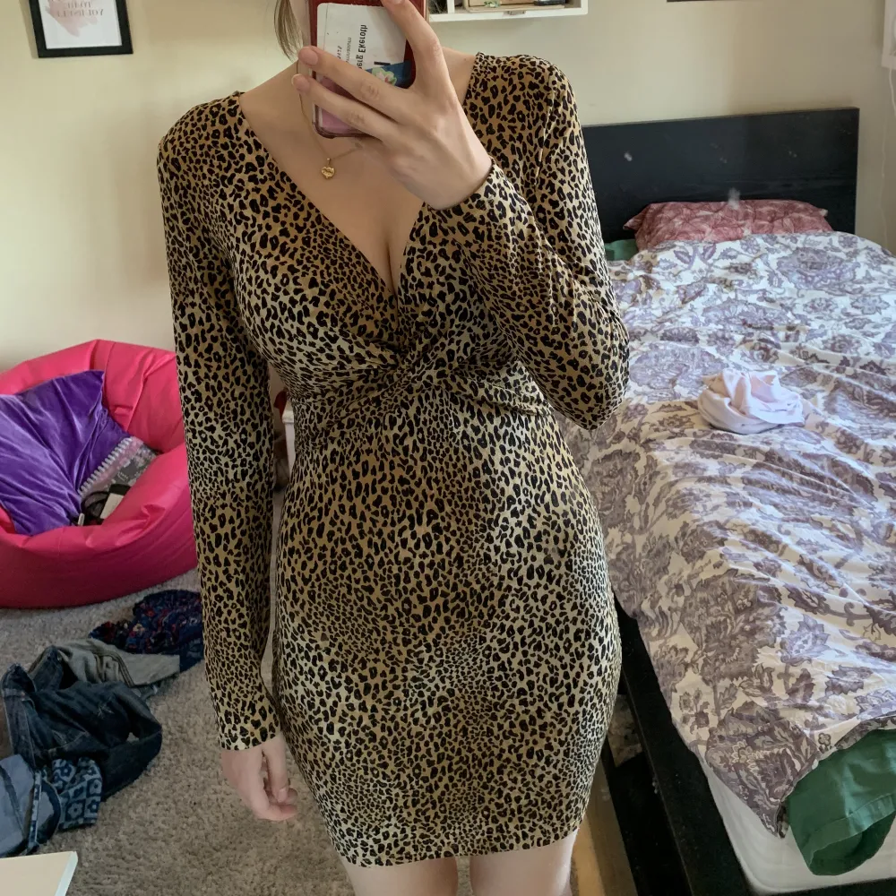 Tight ganska kort festklänning med leopard mönster. Djup V-ringning fram. Väldigt stretchig. Köpt secundhand men bra skick! Original från H&M. Tryck gärna på köp nu ✨. Klänningar.
