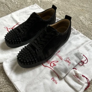 Christian Louboutin Sneakers - Säljer dessa feta Christian Louboutin🩸 Jag har använt skorna väldigt försiktig så därmed är de knappast slitna (skick 9/10). Skorna är storlek 42 men passar 43. Dustbags, extra snören och extra spikar medföljer (inte kvitto). Såklart äkta.