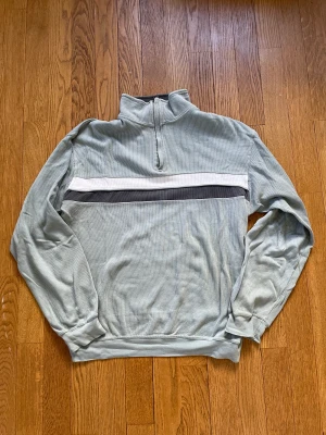 Vintage 1/3 zip - Tröja köpt second hand. Lite nopprig men inga fläckar vad jag ser. Står storlek 5 vilket verkar vara typ M.