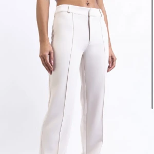 Madlady kostymbyxor  - Säljer dessa då de inte kommer till användning, de är lite mörkare i verkligenheten, tveka inte på att fråga💕