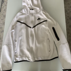 Vit Nike Tech fleece kofta - Använt den några månader, finns en liten fläck på insidan.  Köptes för cirka 1000 kr på JD, pris kan diskuteras 