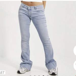Low waist jeans från Gina.
