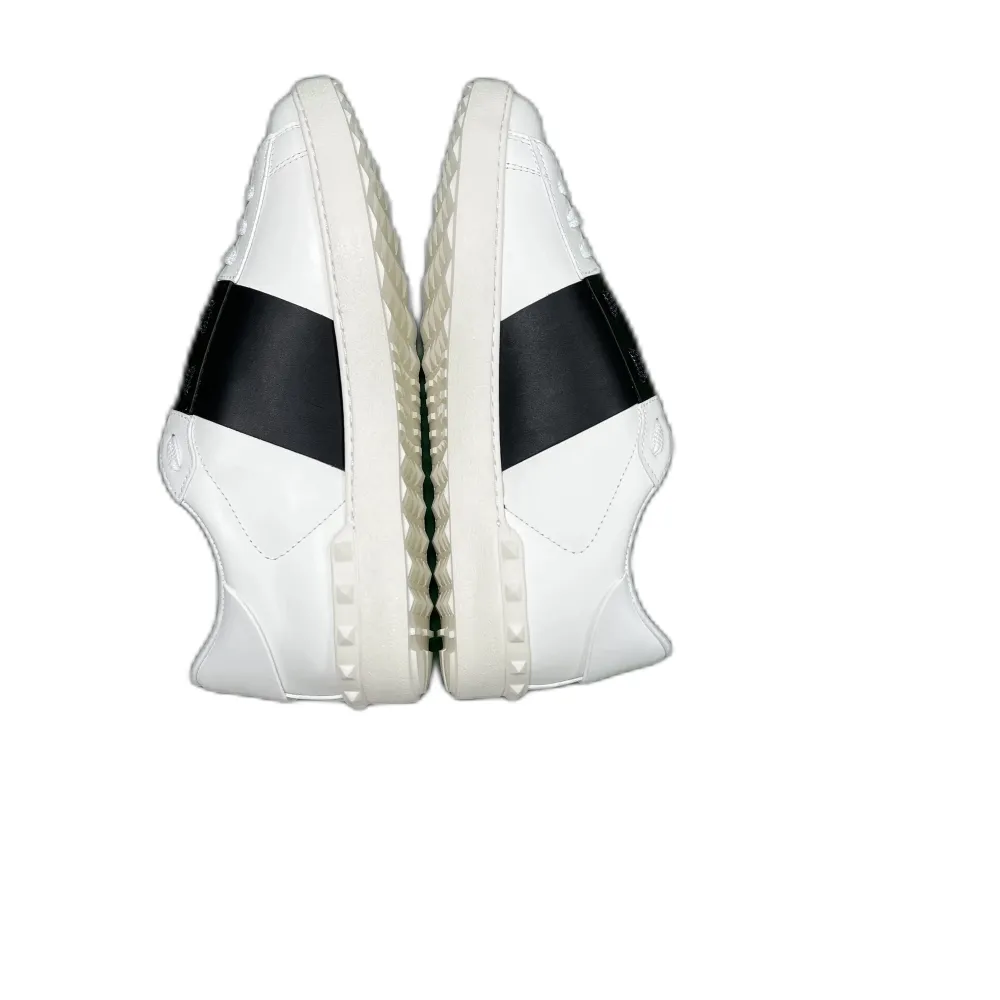 Hejsan säljer dessa identiska Valentino sneakers (Finns flera färger). Medföljer kvitto box alltsa alla OG. Vid fragor om skorna eller andra produkter skriv gärna pá dms :). Skor.