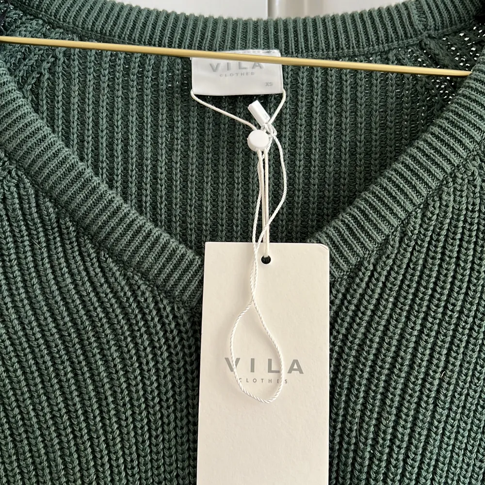 En ny stickad tröja ifrån vila i strl xs  Nypris 349kr. Tröjor & Koftor.