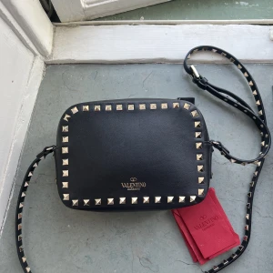 Valentino Rockstud Garavani - Använd väska men med fint skick. Den perfekta lite mindre väskan. Köpt på Nathalie Schuterman i Stockholm. Bredd: 14 cm Höjd: 19 cm Djup: 7 cm