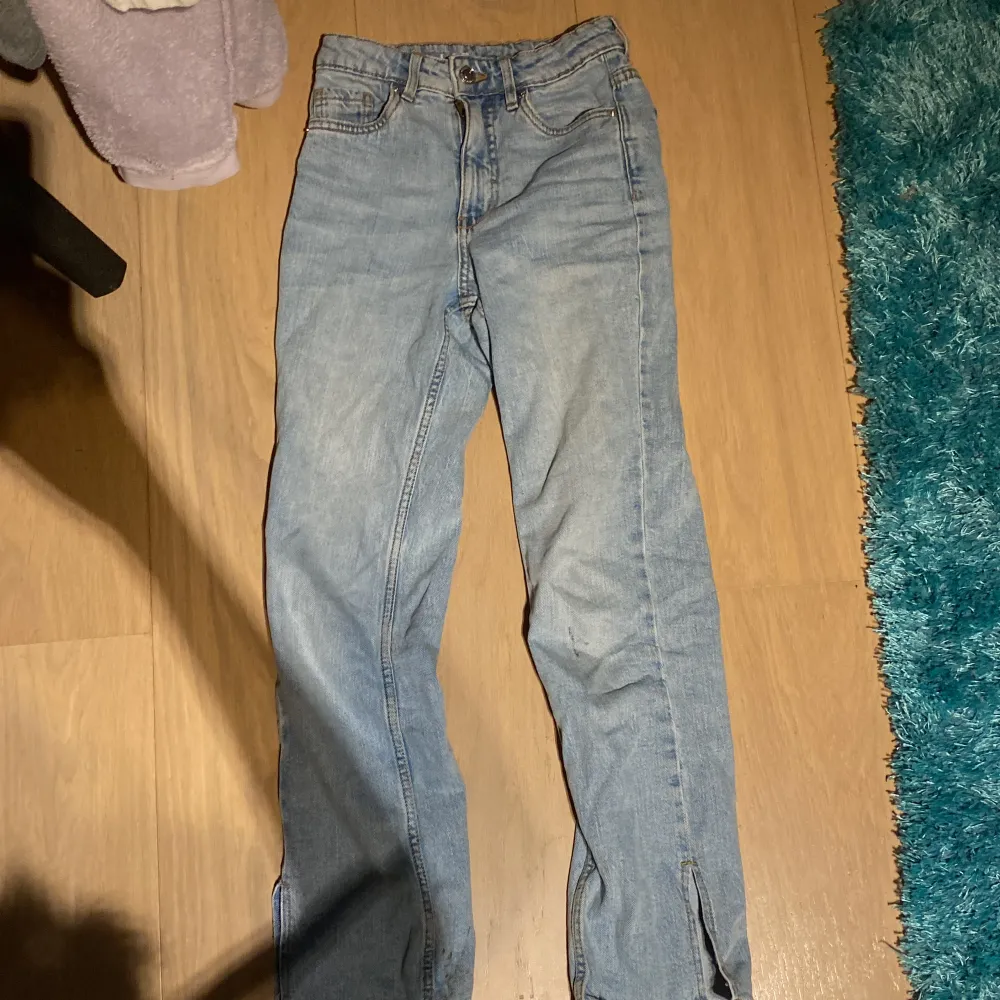 Köparen står för frakten det är lite olja på sig där av priset . Jeans & Byxor.