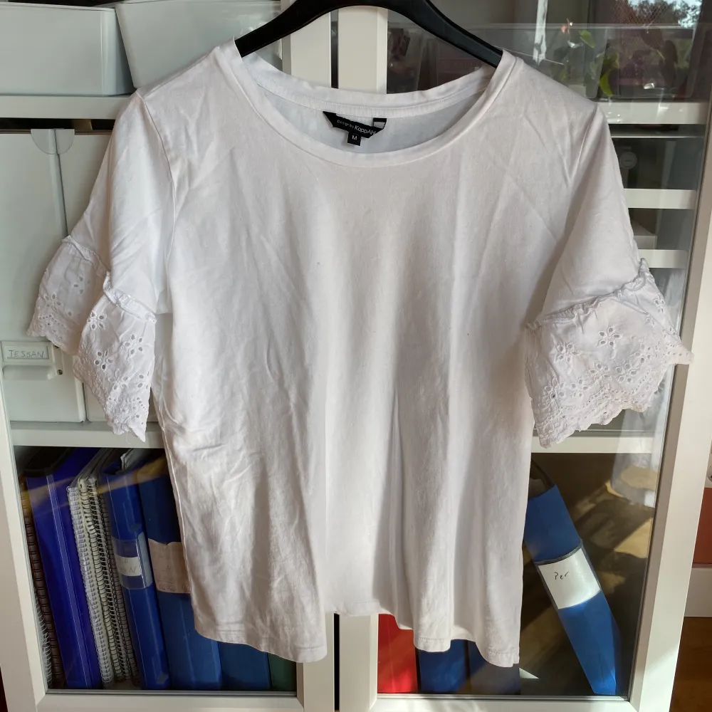 Säljer denna vita t-shirt med spetsdetaljer på armarna!. T-shirts.