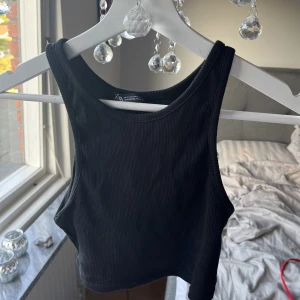 Linne -  Ett enkelt svart linne från zara i strl S! Inga defekter, 50kr 🫶🏼