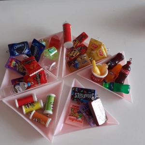 Ett stort kit med ovanliga berlocker - Inehåller 2  m&m 1 öppningsbar pringels  1 cola 1 pepsi 1 fanta 1 sprite 4 pringels 2 haribo 2 takis  2 doritos 2 oreo 2 hubba bubba  2 vatten  2 lays 1 kfc 4 starbucks 1 kinder 1 smartise allt för 185 kr ink om fler vill köpa så blir det budgivning
