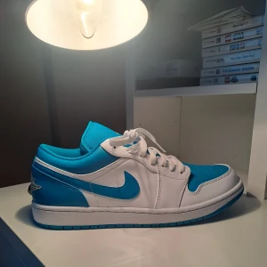 Jordan 1 Low Aquatone (44,5) - Skulle kunna sälja dessa Jordan 1:s men letar främst för någon trade/byte på dessa helt nya "Jordan 1 Low Aqua Tone", DM:a här på plick vid mer bilder, fråga gärna om ni har frågor (:, orginalboxen finns kvar🙏🔥