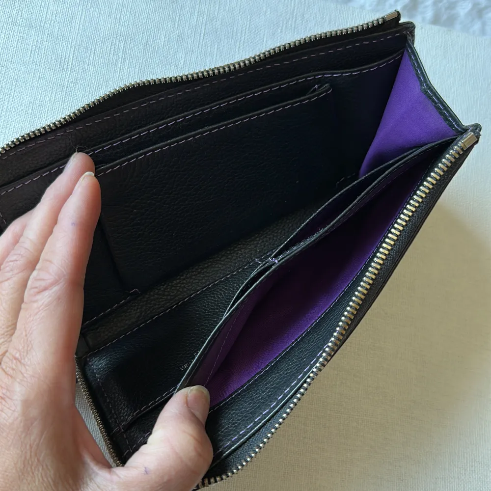 Säljer en äkta plånbok 💜mjuka skinnet . Accessoarer.