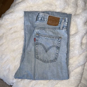 Jeans från Levis - Ribcage wide leg Säljer pga. kommer ej till användning. Jag kommer tyvärr ej skicka bilder med byxorna på. Jeans från Levis Femficksmodell i rak passform Gjorda i stabil denim utan stretch Hög i midja med dragkedja i gylf Vida ben
