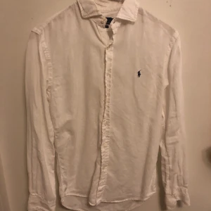 Polo Ralph Lauren Linneskjorta strl S - Storlek S men passar nog även en M då den sitter lite större. Skönt, luftigt linnematerial perfekt för sommaren och knappt använd alls då den var för stor för mig när jag fick den. Nypris 1400kr på NK.