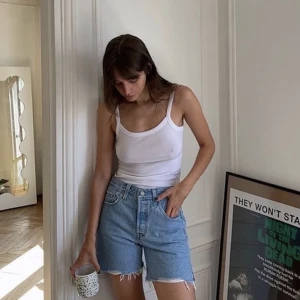 Levis shorts, pris kan diskuteras  - Första bilden är lånad, aldrig använda, passar mig som har xs/24 i waist. Lite mörkare än i sista bilden, typ en blandning mellan lånade bilden och min bild. Frakten betalar köparen, priset går att diskutera 