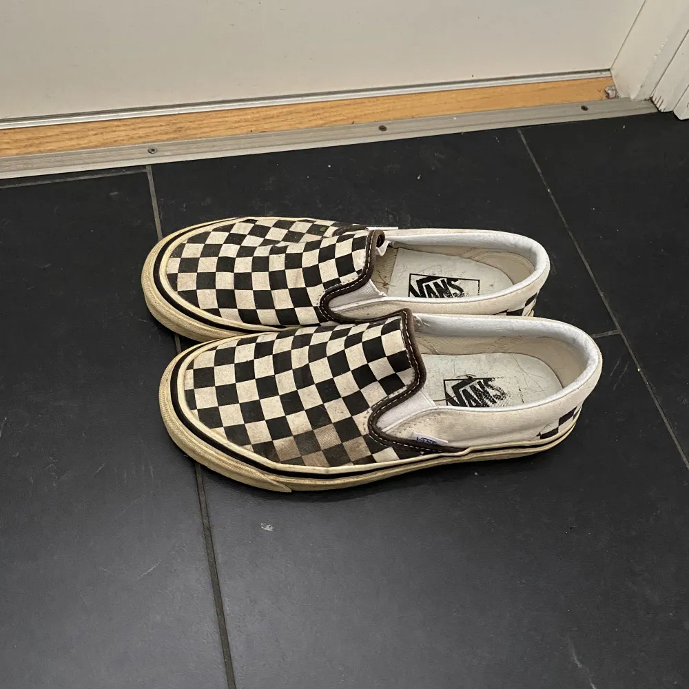 Vans slip on skor i storlek 37. Säljs på grund av att de är för små. Skorna har en fläck på sidan av skon. Har inte testat att tvätta skorna och därför inte heller vet om fläcken går att få bort. . Skor.