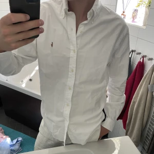 Ralph Lauren skjorta - Mycket bra skick, sjukt snygg inför sommmaren!  Storlek L, passform ”slim fit” Nypris runt 1200kr  