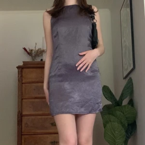 Sidenklänning - Gråblå miniklänning i glansigt sidenaktigt material och med dragkedja i ryggen, vintage Vila! Så fin och unik 🤍