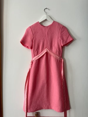 Sandro klänning  - Oanvänd klänning från Sandro i storlek S. Perfekt till midsommar. 