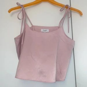 Linne - Supergulligt rosa linne med justerbara axelband. 