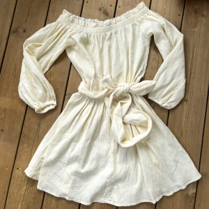 Klänning  - Vit sommarklänning off shoulder. Superfin. Mycket bra skick! Använd 1 gång. Från rök & djurfritt hem.
