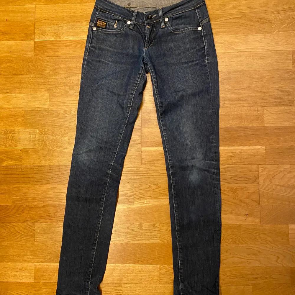 Lågmidjade jeans! Står inte vad det är för storlek men skulle chansa på en XS/S💗 Köparen står för frakt. Jeans & Byxor.