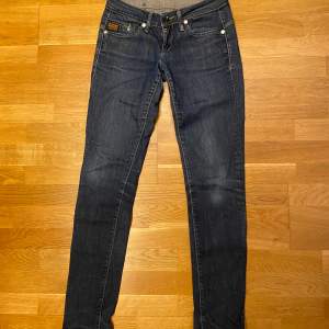 Lågmidjade jeans! Står inte vad det är för storlek men skulle chansa på en XS/S💗 Köparen står för frakt