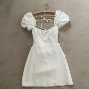 Studentklänning - LÅNADE BILDER! Säljer denna fina klänning från Zara jag tänkte ha på min student då jag hittat en annan. I fint skick och superfin! 💕