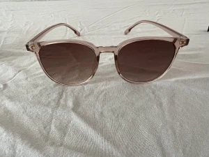 Chimi liknande - Ett par chimi liknande solglasögonen som aldrig har använts. Inga defekter. Priset går givetvis att diskutera🫶🏼 skriv om ni har frågor