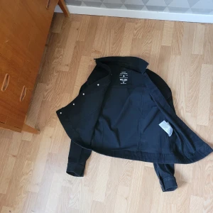 Jeans jacka säljes - Jag säljer en jeans jacka i bra skick  i strl medium
