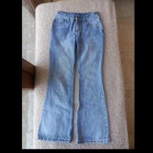 Brandy Melville lågmidjade jeans  - Super snygga brandy Melville jeans med låg midja som tyvärr inte passar mig. Bilderna är tagna från hon jag köpte de av, men hör av dig så skickar jag egna❤️   ‼️klicka ej på köp nu‼️