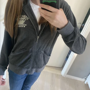 Juicy couture - Vintage juicy couture tröja❤️ inga defekter och är super snygg🥰 tveka inte om att fråga för fler bilder🫶
