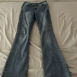 Ljus blå jeans - Ett par super snygga och trendiga lågmidjade jeans. Använts några gånger. Inga defekter förutom ett hål vid midjan ( inget som syns när man bär dom) . Skriv om ni har frågor 🫶🏼 priset går att diskutera 
