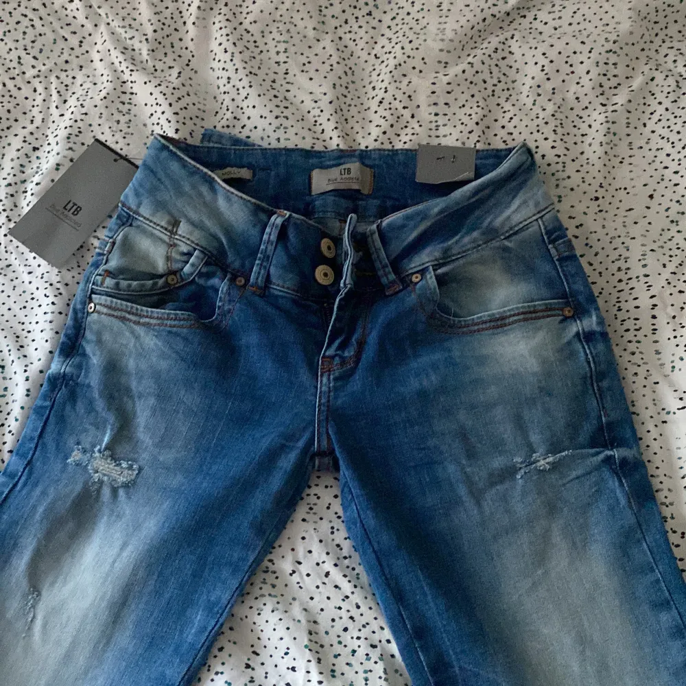 Säljer dessa tvär snygga jeans från ltb som är utsvängda som tyväär är försmå i midjan men tvärsnygga.  Passar perfekt i längden för mig som är 165 och även till dom som är 160  Köpta för 900kr   Säljer för 600kr. Jeans & Byxor.