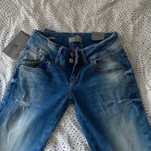 Säljer dessa tvär snygga jeans från ltb som är utsvängda som tyväär är försmå i midjan men tvärsnygga.  Passar perfekt i längden för mig som är 165 och även till dom som är 160  Köpta för 900kr   Säljer för 600kr