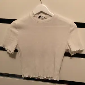 Gullig ribbad cropped T-shirt med lite krage, inget tecken på användning 