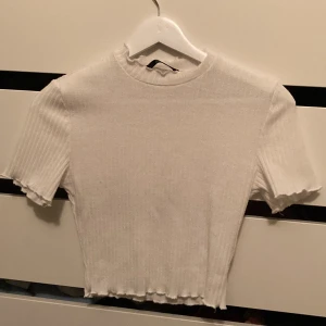 Vit T-shirt cropped  - Gullig ribbad cropped T-shirt med lite krage, inget tecken på användning 