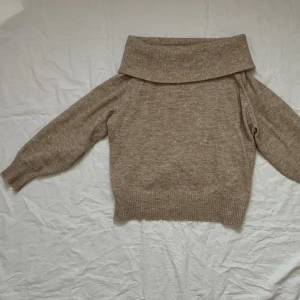Stickad beige tröja - En så snygg och mysig tröja. Använts 1-2 gånger. Men inget som syns. Inga defekter. Skriv om ni har frågor 🫶🏼 priset går att diskutera 