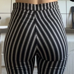 Svartrandiga stuprörsbyxor - Svartrandiga stuprörsbyxor. Gott skick, knappt använda. Upphämtas i centrala Handen eller Mariatorget, Södermalm. Betalning via Swish. Storlek 40 enligt lappen, skulle säga storlek 38 enligt min bedömning. 