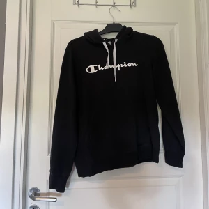 Champion hoddie - Säljer en fin Champion hoddie, bra skick Står att det är storlek L men skulle säga att den är en storlek S egentligen 