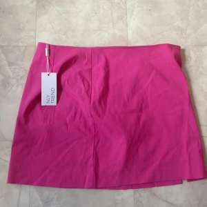 Rosa kjol - Helt oanvänd kjol från Nelly. För stor för mig som är xs. Köpare står för frakt💗