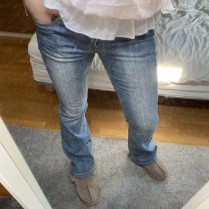 Straightleg jeans - Blåa Straightleg jeans, super sköna!!! Kommer inte till användning längre då jag har andra liknande 🥰🥰Står st30/32 men passar S/M
