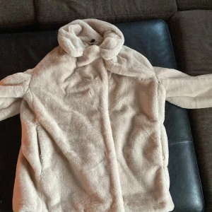Pälsjacka(Fake) - Väldigt bra skick bara använd 1-2 ggr 